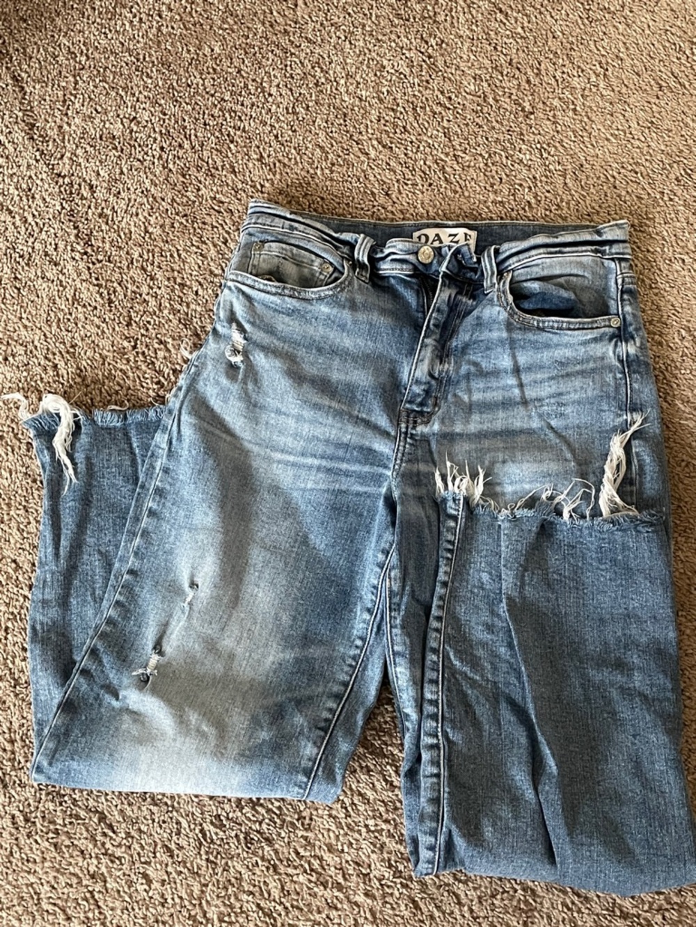 DAZE Women’s Light Blue Relaxed Distressed Jeans